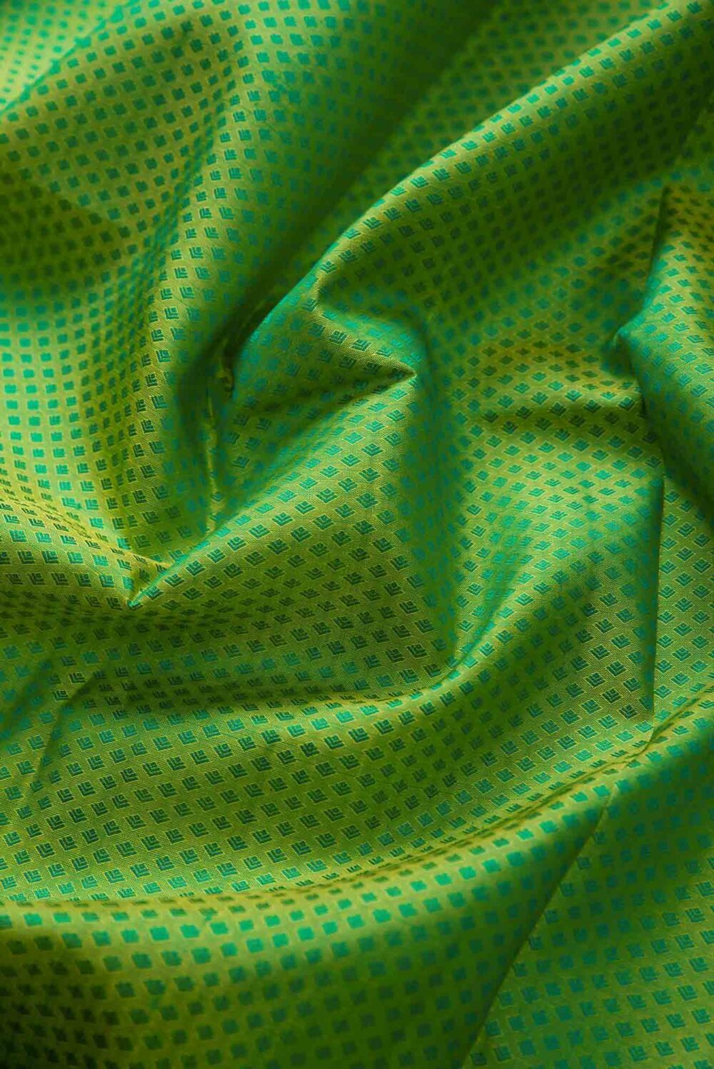 Green Dual Tone Kanchipuram Silk Saree - Image 4
