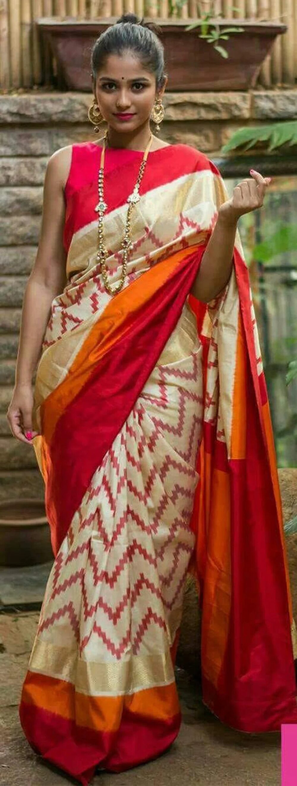 Pochampally half white saree with Zig Zag pattern allover the body | ikkat saree | handwoven pochampally saree - Image 3
